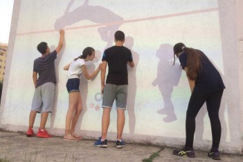 Učenici oslikavali fasadu škole