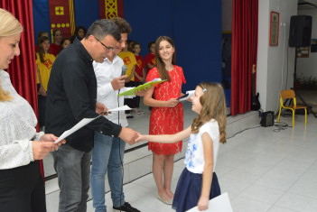Povodom Dana nezavisnosti , direktor škole mr Vesko Gagović uručio je diplome učenicima koji su ostvarili najbolje rezultate na školskom takmičenju u znanju.