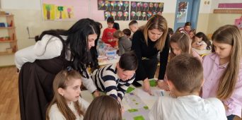 Spoj tehnologije i finansijske pismenosti: Radionica „Robotika za najmlađe u III-4 “