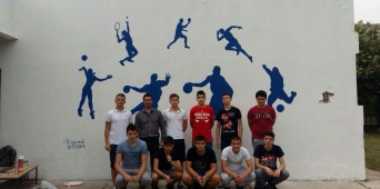 IX razred daruje školi