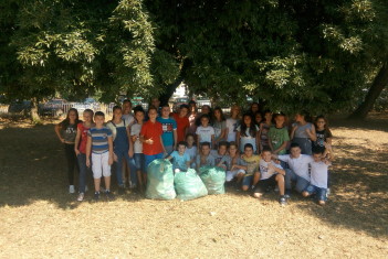 Akcija sakupljanja otpada u školskom dvorištu i okolini škole - Let's do it Montenegro - Nastavljamo drugačije
