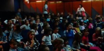 Drugi razred u KIC-u gledao predstavu „Prodavnica igračaka“