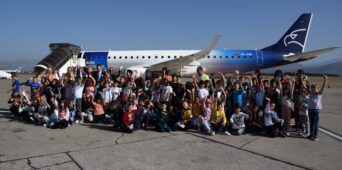 Učionicu “preselili” na aerodrom i u avion: Đaci od pilota i stjuardesa učili o vazdušnom saobraćaju.