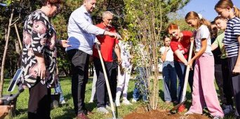 NVO “Gorani Podgorice” sa đacima ozeljenjavali dvorište Osnovne škole “Sutjeska”