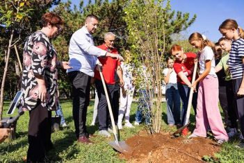 NVO “Gorani Podgorice” sa đacima ozeljenjavali dvorište Osnovne škole “Sutjeska”
