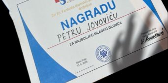 APLAUZI NE PRESTAJU