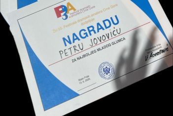 APLAUZI NE PRESTAJU